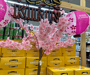 商品を目立たせる桜の飾り