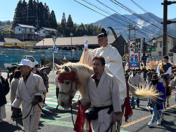 高千穂神社のパレードで白馬にまたがる後藤宮司