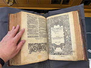 写真① 1588年版ウェールズ語聖書(英国図書館所蔵)