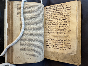 写真② 1630年版ウェールズ語小型聖書に挟み込まれたウェールズ語のメモ(ランベス宮殿図書館所蔵)