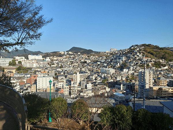 南山手レストハウスを視点場とした東山手地区の景観(2022年12月26日、山口撮影)